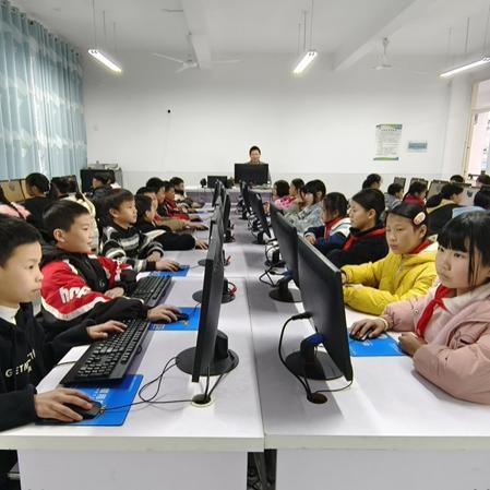 Ako Sun Haiqing z Jiangsu Jutian posilnil vzdelávanie v rodnom meste prostredníctvom darov pre počítače?
